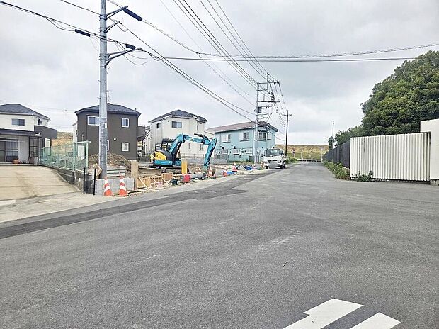 【前面道路含む現地写真】≪見学予約可能!≫つくばエクスプレス「三郷中央」駅徒歩18分!JR武蔵野線「三郷」駅、JR常磐線「金町」駅からバスもあります!3路線利用可能な好立地♪