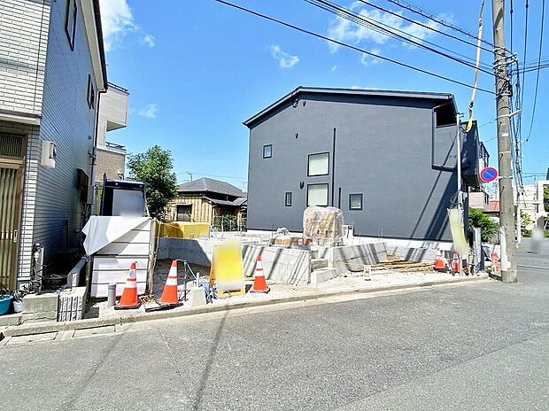 【現地外観写真】現地(2026年8月)撮影
南側約6mの公道に面した整形地で造成中の様子が写っています。東京メトロ「葛西」駅徒歩12分、完成予定は2026年11月です。