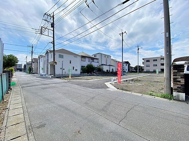 【前面道路含む現地写真】造成工事中の区画で基礎掘削・擁壁が見えます。アスファルト道路（幅員4～6m）に接道、土地100.05～123.09m2、駐車2台可、完成予定2026年11月。