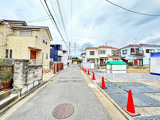 【前面道路含む現地写真】≪見学予約可能!≫
小学校まで徒歩7分!中学校まで徒歩9分!最寄りスーパーまで徒歩5分!ご家族みんなが暮らしやすいエリアです♪