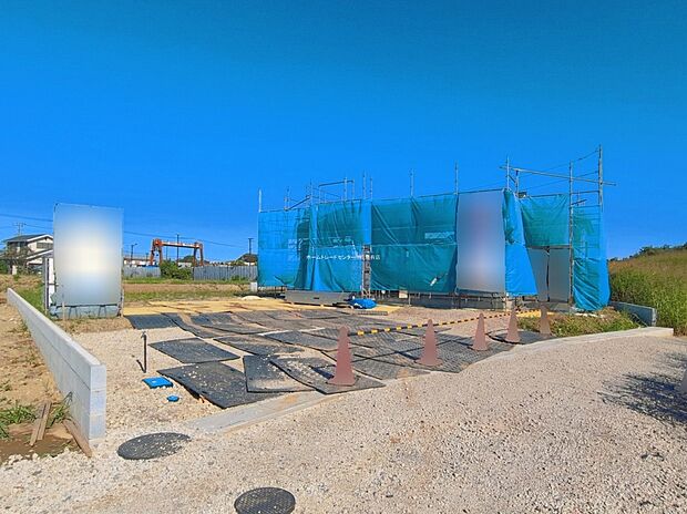 【前面道路含む現地写真】≪見学予約可能!≫
プライバシー性にも優れた、自然豊かな広々設計♪
