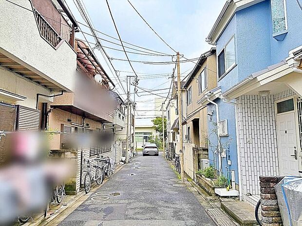 【前面道路含む現地写真】幅員約4mのアスファルト舗装道路の様子。両側に住宅が並ぶ住宅街で、敷地は平坦、駐車1台可能（物件仕様）。金町駅は徒歩18分です。現地（2026年9月）撮影