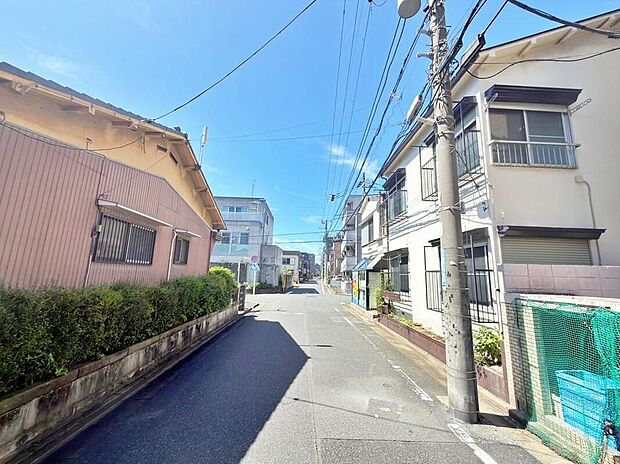 【前面道路含む現地写真】現地(2026年9月)撮影※解体工事前の写真です
舗装された公道に面する住宅街の風景です。東京メトロ東西線「葛西」駅徒歩10分・「西葛西」駅徒歩11分の立地。