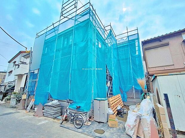 【現地外観写真】スーパー徒歩3分、ドラッグストア徒歩4分、コンビニ徒歩5分と、日々のお買い物に便利な施設が身近にそろう暮らしやすい住環境です。現地(2026年9月)撮影
