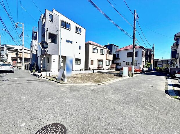 【前面道路含む現地写真】南西約4.5m・北西約5.2mの公道に面した角地の外観写真。周辺は3階建て中心の住宅街で、青井駅徒歩4分の立地です。現地（2026年10月）撮影