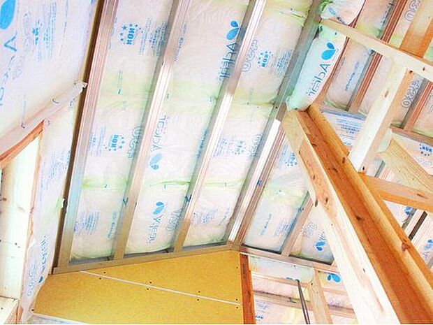 【夏涼しく、冬暖かい「断熱材」】断熱等級は等級“5”を全棟で取得。部屋によっての温度差、床と天井部の温度差が小さくなるため、家の中のどこでも快適に過ごせます。さらに、断熱性能を上げることで外気の影響を受けにくくなるため、空調効率が高まり冷暖房費を抑えます。