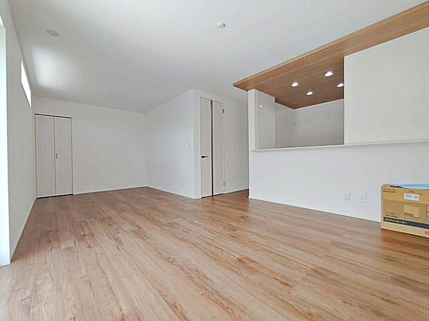 ２号棟
約１７．５帖の開放的な明るいリビング♪
便利な収納スペースがございます♪
対面式キッチンは、家事をしながら家族の様子が一目でわかる安心＆便利設備♪