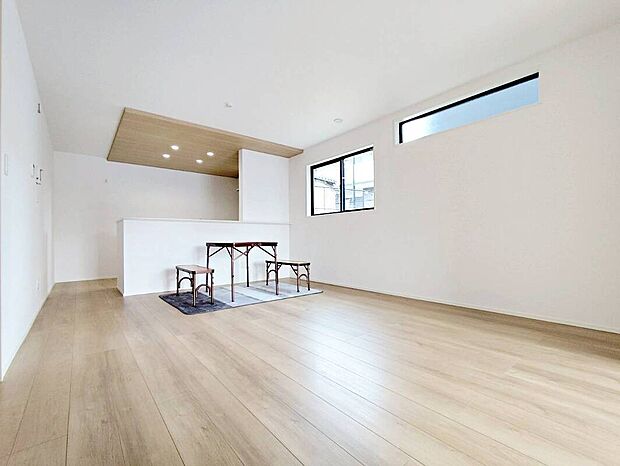 2号棟
明るい雰囲気が心地いいリビング♪
採光良好です!
家族団らんの時間も増えそうなくつろぎの場所になりそう♪