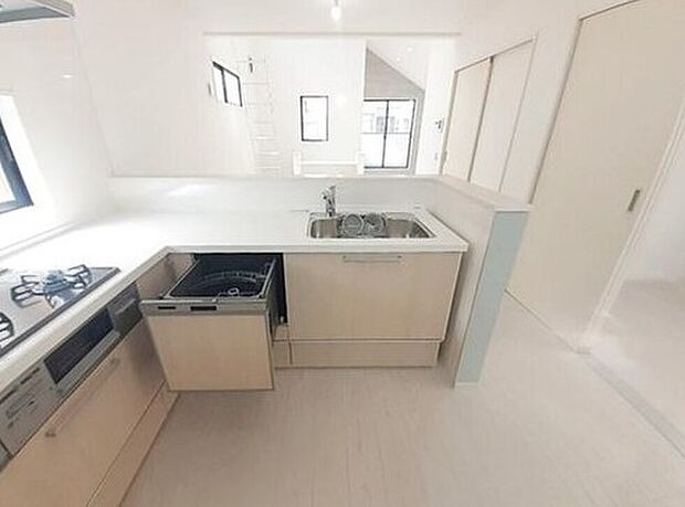 収納力豊富なシステムキッチン。
毎日の洗い物がラクになる便利な食洗機付きです♪
時間を短縮して、家事の時間も確保できます。