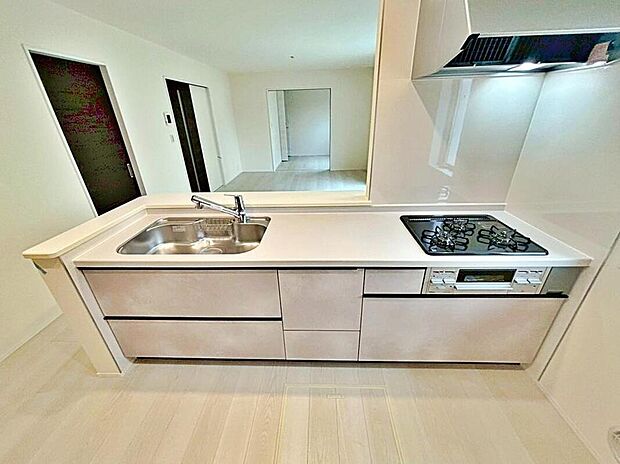 ２号棟
収納力豊富なシステムキッチン。
大型スライド収納付きで、すっきり片付けやすいキッチンです。
床下収納もついています♪