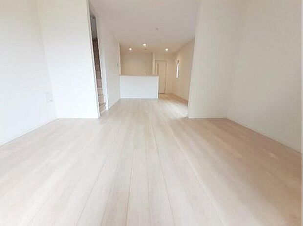 ３号棟
明るい雰囲気が心地いい約１８帖の広々リビング♪
採光良好です！　　
家族団らんの時間も増えそうなくつろぎの場所になりそう♪　