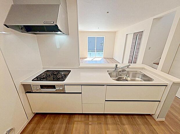 【３号棟】
収納力豊富なシステムキッチン。
大型スライド収納付きで、すっきりと片付きます♪
床下収納もついていて便利♪