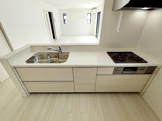 B号棟
収納力豊富なシステムキッチン。
大型スライド収納付きで、すっきり片付けやすいキッチンです。床下収納もついています♪