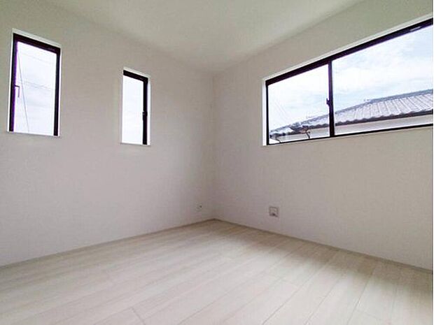 B号棟
２面採光を施した為、
晴れの日の日中はいつも明るい室内に。
窓を開放すれば気持ちの良い風が
入り込んできます。