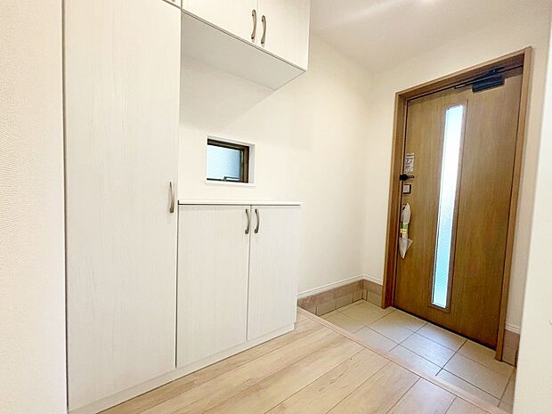 A号棟
明るくて清潔感ある玄関。
シューズボックスを備えているので、散らかりがちな玄関もすっきりと片付きます。