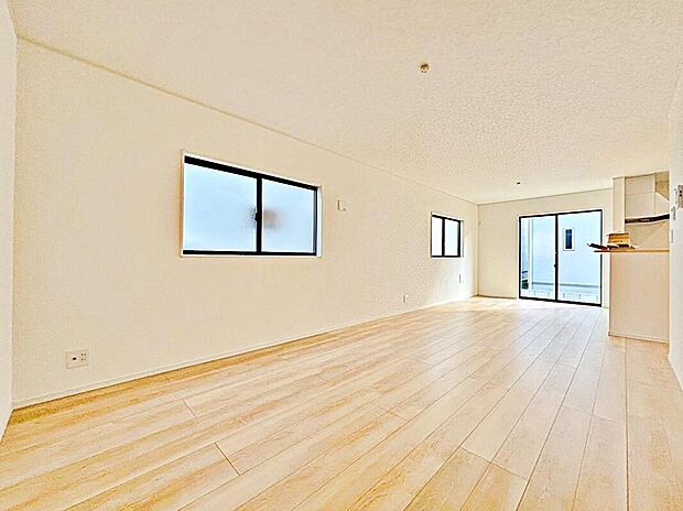 1号棟
大空間20.7帖の明るいリビング♪
対面式キッチンは、家事をしながら家族の様子が一目でわかる安心&便利設備♪