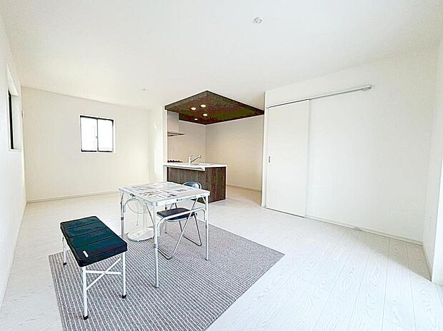 １号棟
１６．５帖の広々明るいリビング♪
三面採光を施しました♪
対面式キッチンは、家事をしながら家族の様子が一目でわかる安心＆便利設備♪