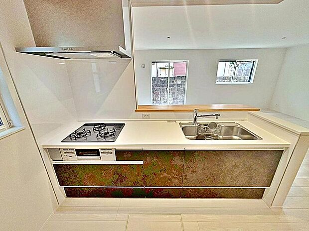 １号棟
対面キッチンのためご家族のコミュニケーションがとりやすいです♪
カウンター人造大理石、浄水機能付き混合水栓付きのシステムキッチンです。