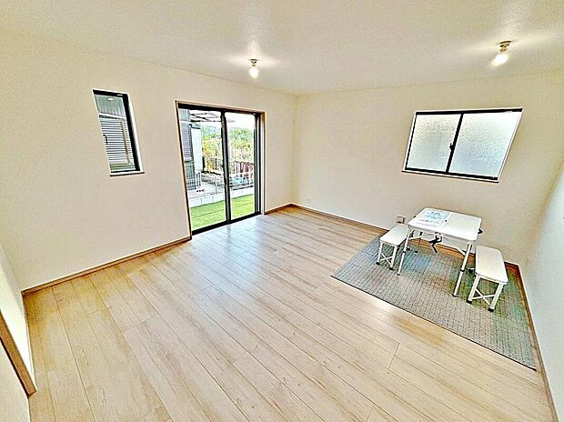 陽光ふりそそぐ明るい約16帖のリビング。
対面式キッチンは、家事をしながら家族の様子が一目でわかる安心&便利設備♪