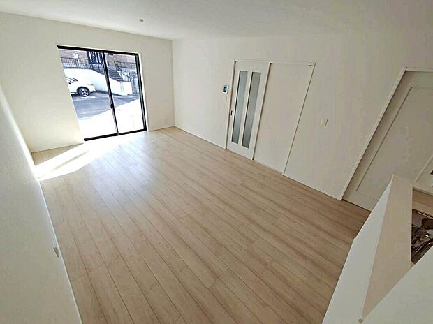 B号棟
明るい雰囲気が心地いいリビング♪
採光良好です!
家族団らんの時間も増えそうなくつろぎの場所になりそう♪