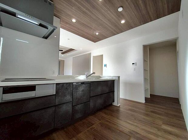 2号棟
収納力豊富なシステムキッチン。
大型スライド収納付きで、すっきり片付けやすいキッチンです。
床下収納もついています♪