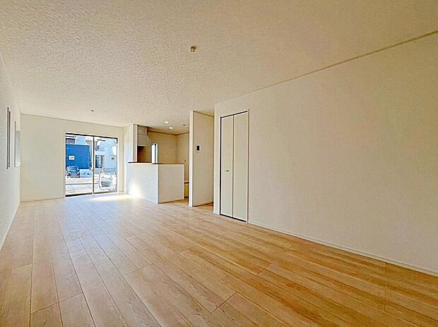 １号棟
大空間１９．３帖の明るいリビング♪
対面式キッチンは、家事をしながら家族の様子が一目でわかる安心＆便利設備♪