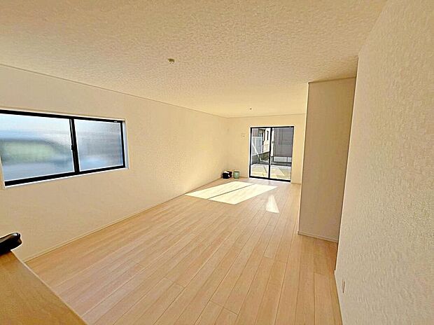 ２号棟
陽光ふりそそぐ明るい１９．５帖のリビング。
対面式キッチンは、家事をしながら家族の様子が一目でわかる安心＆便利設備♪