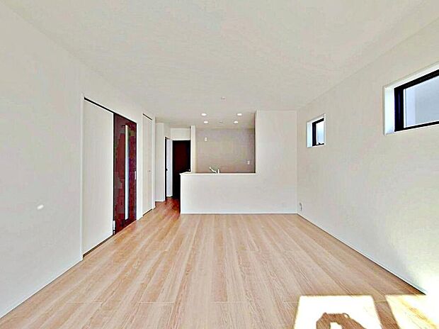 ９号棟
陽光差し込む１６．２５帖の広々明るいリビング♪
対面式キッチンは、家事をしながら家族の様子が一目でわかる安心＆便利設備♪