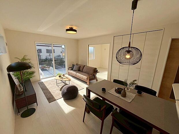 ２号棟
陽光ふりそそぐ明るい１６帖のリビング。
対面式キッチンは、家事をしながら家族の様子が一目でわかる安心＆便利設備♪