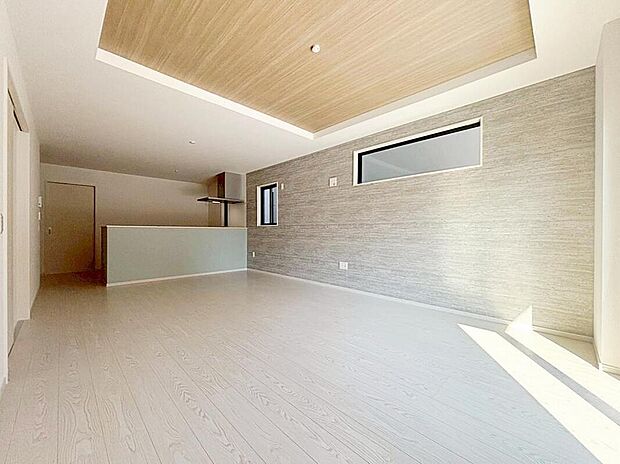 ３号棟
折上天井仕様の広々とした２２帖の明るいリビング♪　　　　
対面式キッチンは、家事をしながら家族の様子が一目でわかる、安心＆便利設備♪