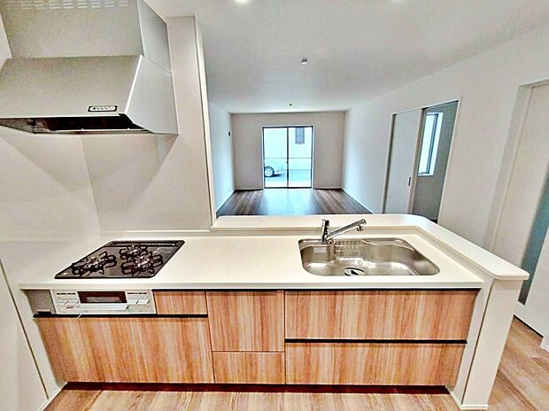 １号棟
収納力豊富なシステムキッチン。
大型スライド収納付きで、すっきり片付けやすいキッチンです。
床下収納もついています♪