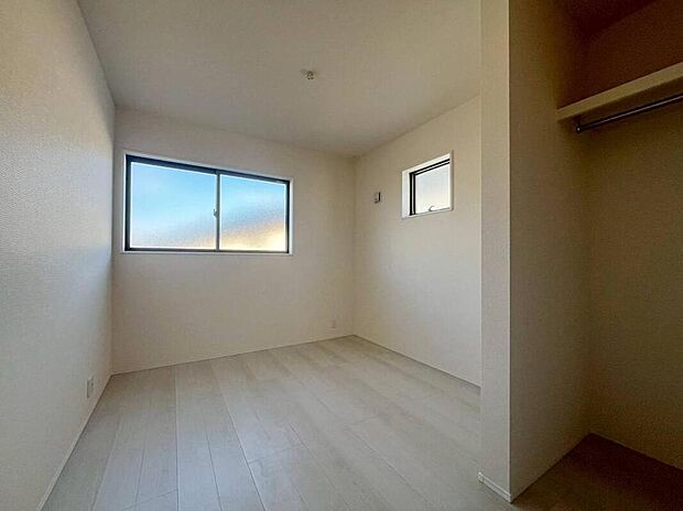 6号棟
全居室に二面採光を施した為、晴れの日の日中はいつも明るい室内に。
窓を開放すれば気持ちの良い風が入り込んできます。