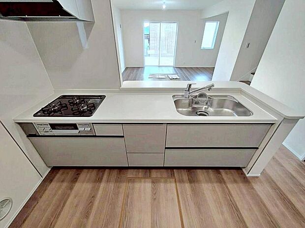 収納力豊富なシステムキッチン。
大型スライド収納付きで、すっきり片付けやすいキッチンです。
床下収納もついています♪