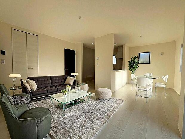 陽光ふりそそぐ明るい１５．６３帖のリビング。
対面式キッチンは、家事をしながら家族の様子が一目でわかる安心＆便利設備♪※家具をCGで加工しています。家具付き販売ではございません。