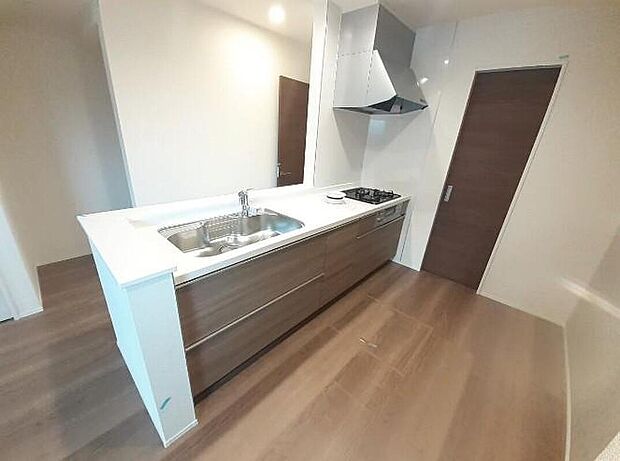 １号棟
収納力豊富なシステムキッチン。
大型スライド収納付きで、すっきり片付けやすいキッチンです。
床下収納もついています♪