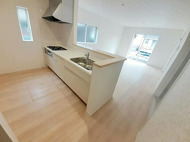 浄水機能付き混合水栓付きのシステムキッチンです。
便利な床下収納もございます♪
対面キッチンによりご家族のコミュニケーションも取りやすいです♪