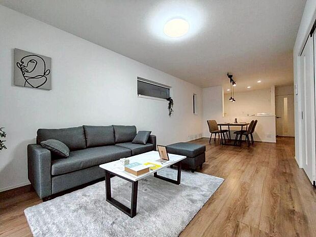 ２号棟
直線タイプの２１帖の広々としたリビングで、キッチンからリビング全体を見渡すことができます！
お料理をしながらでもお子様の様子を見守ることができるリビングです。