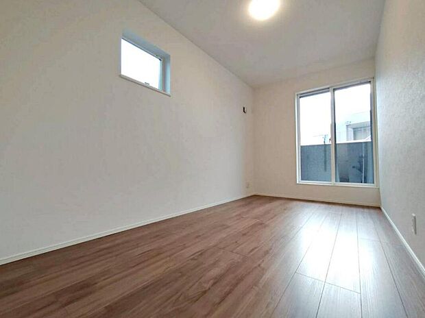 ２号棟
充分な広さと収納機能を備えた部屋はお子様の自発性と成長を促します。
お子様の成長を支える、勉強や好きなことに没頭する学びの空間にどうぞ。