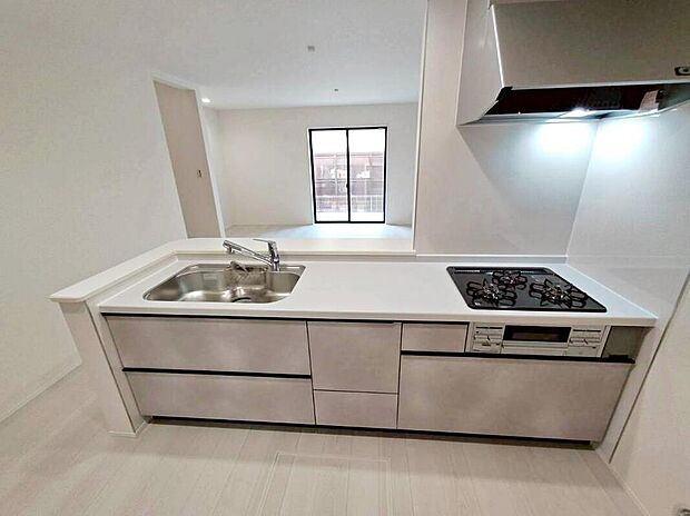 ２号棟
収納力豊富なシステムキッチン。
大型スライド収納付きで、すっきり片付けやすいキッチンです。
床下収納もついています♪