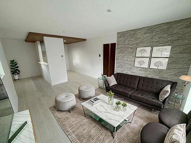 ４号棟
１７．７５帖の広々明るいリビング♪
対面式キッチンは、家事をしながら家族の様子が一目でわかる安心＆便利設備♪
※家具をCGで加工しています。家具付き販売ではございません。