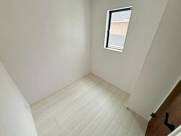 ４号棟　書斎
３帖の書斎を設けました♪
仕事とプライベートをしっかり分けることが出来て便利です♪
収納スペースとしても使えて便利です♪