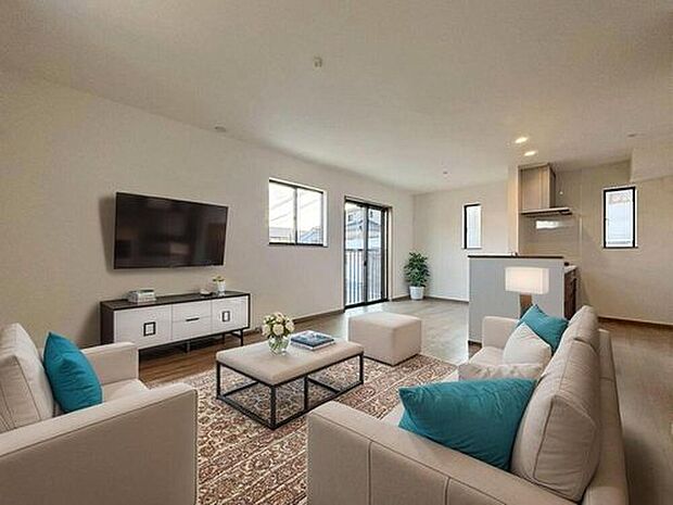 A号棟
陽光ふりそそぐ明るい約15.62帖のリビング。
対面式キッチンは、家事をしながら家族の様子が一目でわかる安心&便利設備♪
※家具をCGで加工しています。家具付き販売ではございません。