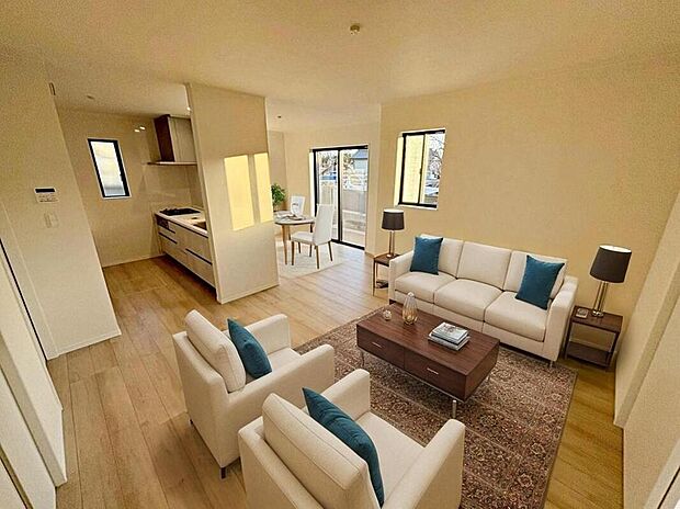 B号棟
陽光ふりそそぐ明るい約１６帖のリビング。
対面式キッチンは、家事をしながら家族の様子が一目でわかる安心＆便利設備♪
※家具をCGで加工しています。家具付き販売ではございません。