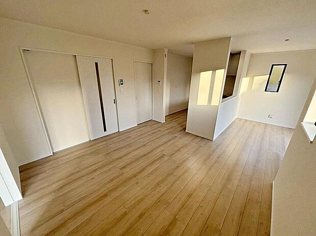 B号棟
陽光ふりそそぐ明るい約１６帖のリビング。
対面式キッチンは、家事をしながら家族の様子が一目でわかる安心＆便利設備♪