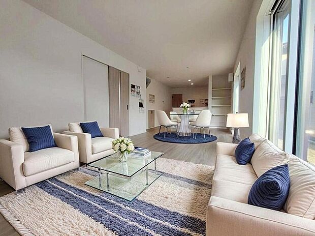 1号棟
明るい雰囲気が心地いい19.6帖の広々としたリビング♪
採光良好です!
家族団らんの時間も増えそうなくつろぎの場所になりそう♪
※家具をCGで加工しています。家具付き販売ではございません。