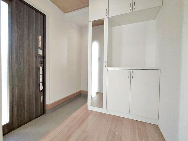 6号棟
明るくて清潔感溢れる玄関。
便利なシューズクローク付きです♪
全身鏡が付いており、お出掛け前のチェックに役立ちます♪