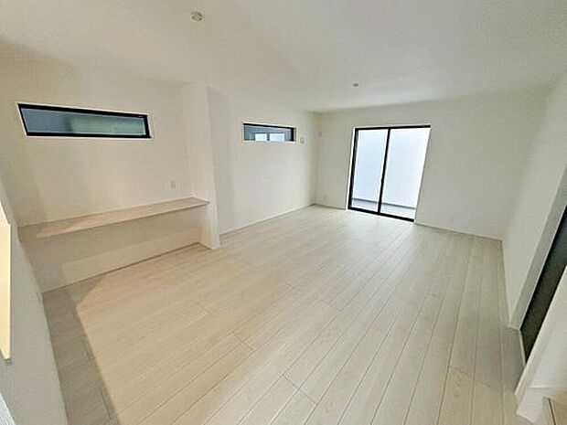 3号棟
陽光ふりそそぐ明るい20.1帖のリビング。
キッチンの前にはカウンタースペースが付いています♪
三面採光を施しました♪
対面式キッチンは、家事をしながら家族の様子が一目でわかる安心&便利設備♪