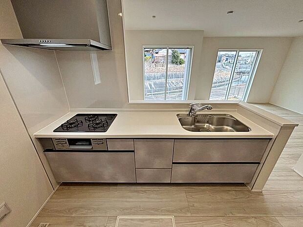 2号棟
収納力豊富なシステムキッチン。
大型スライド収納付きで、すっきり片付けやすいキッチンです。