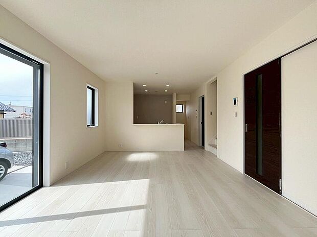 16帖の広々明るいリビング♪
対面式キッチンは、家事をしながら家族の様子が一目でわかる安心&便利設備♪
リビング階段仕様となっているので、毎日家族とのコミュニケーションが捗りそう♪