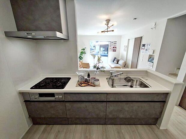 3号棟
収納力豊富なシステムキッチン。
大型スライド収納付きで、すっきり片付けやすいキッチンです。
床下収納もついています♪